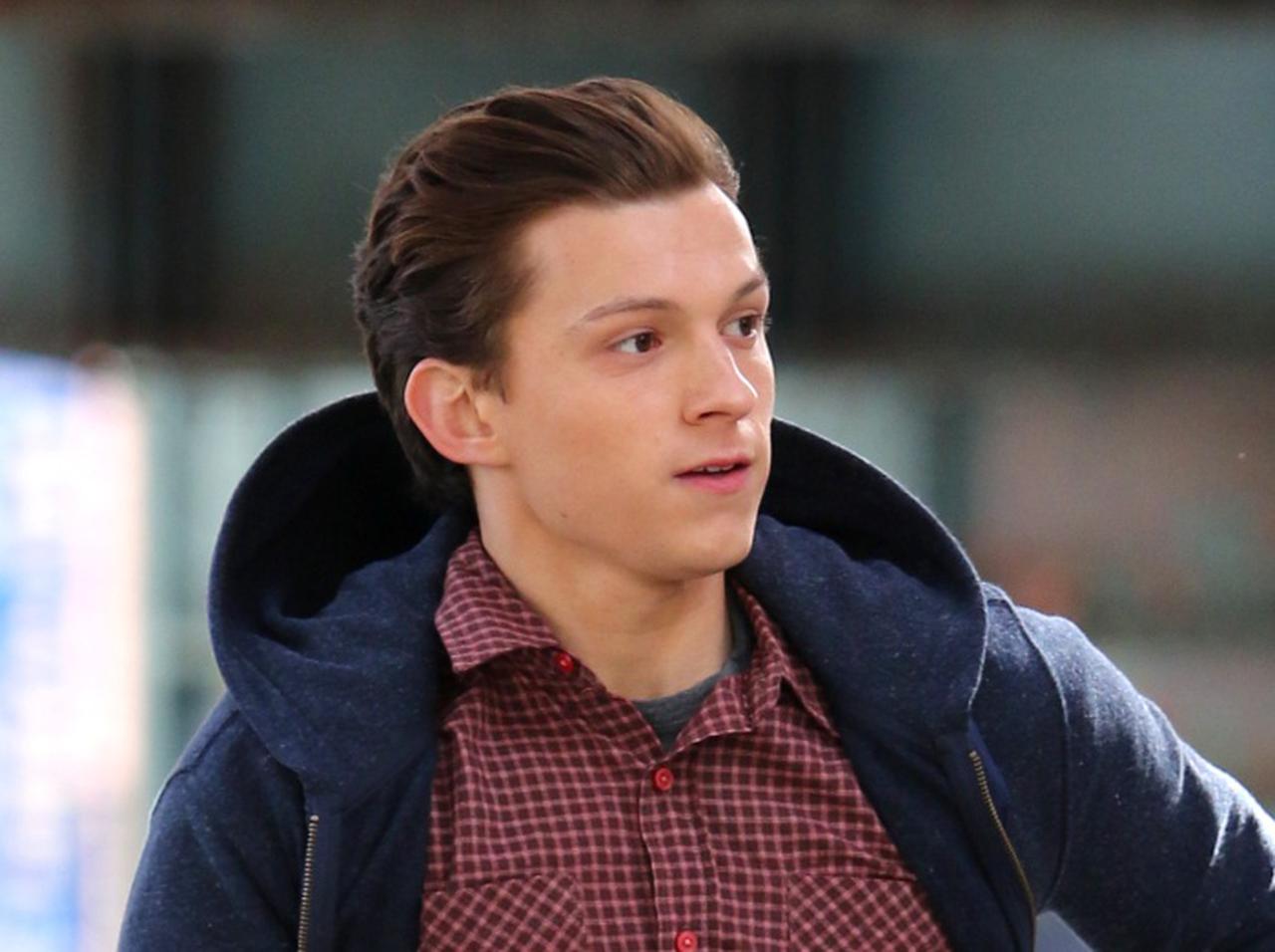 トム・ホランド、『スパイダーマン』での“すごく恥ずかしかった”思い出は母が原因