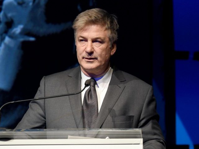 アレック・ボールドウィン、約28億円の損害賠償を求めて訴えられる