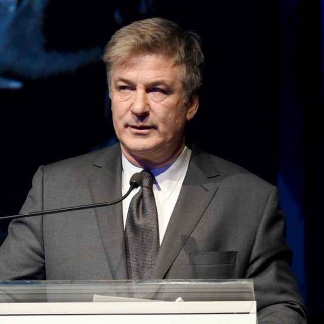 アレック・ボールドウィン、約28億円の損害賠償を求めて訴えられる