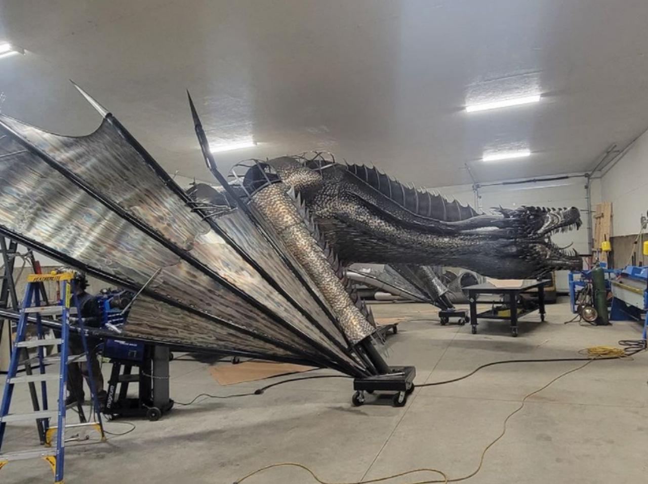 『ゲーム・オブ・スローンズ』ファンが制作した「実物大のドラゴン」がすごすぎる…