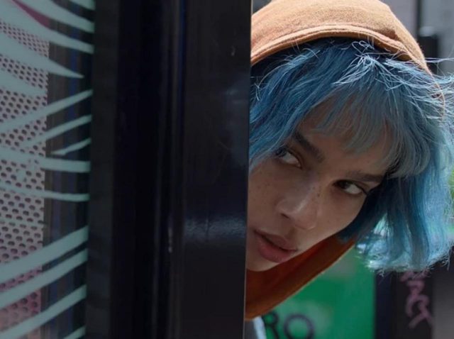 アレクサっぽいAIが殺人に関与⁉ゾーイ・クラヴィッツ主演映画『KIMI』の予告編がゾっとする