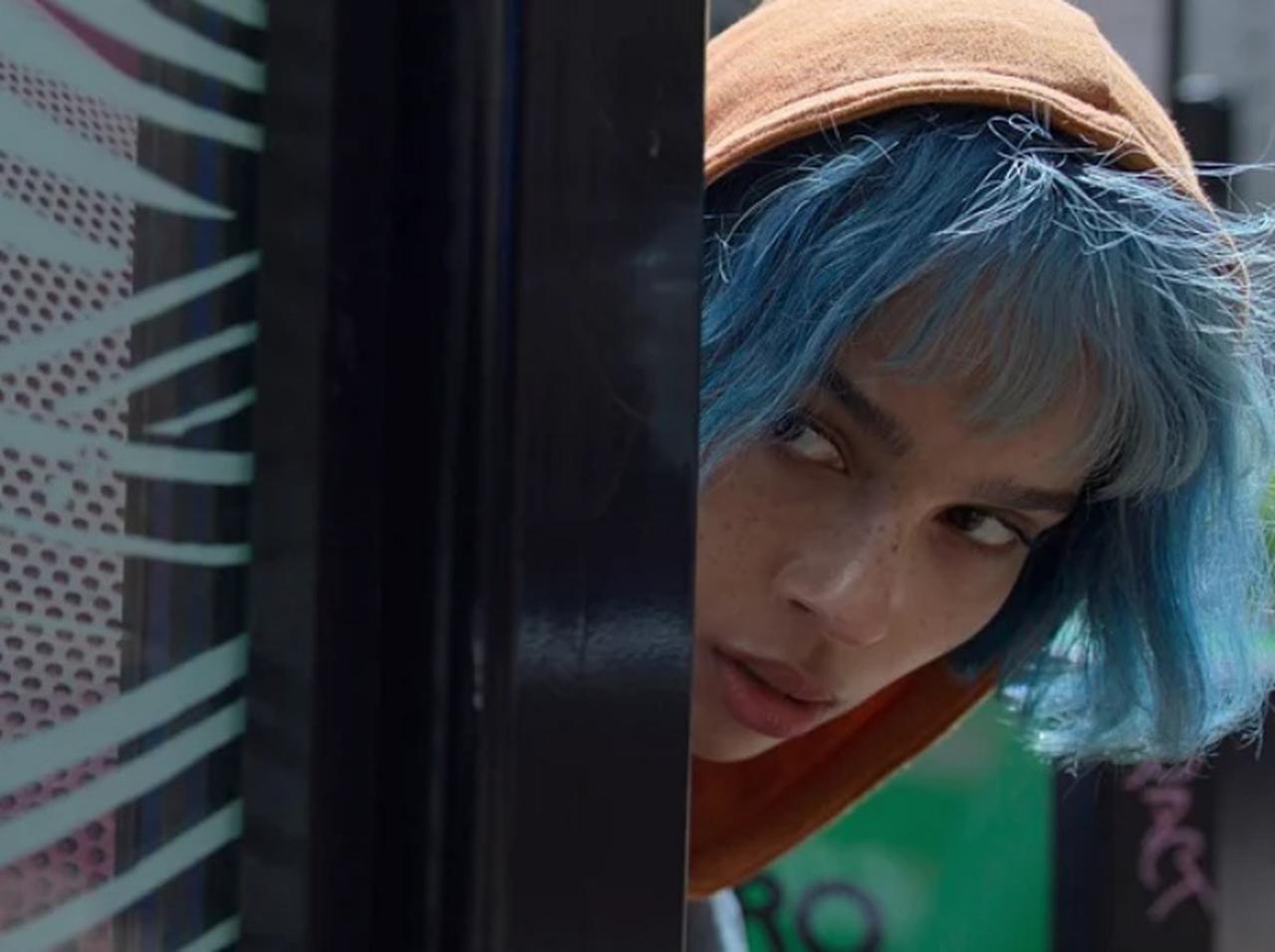 アレクサっぽいAIが殺人に関与⁉ゾーイ・クラヴィッツ主演映画『KIMI』の予告編がゾっとする