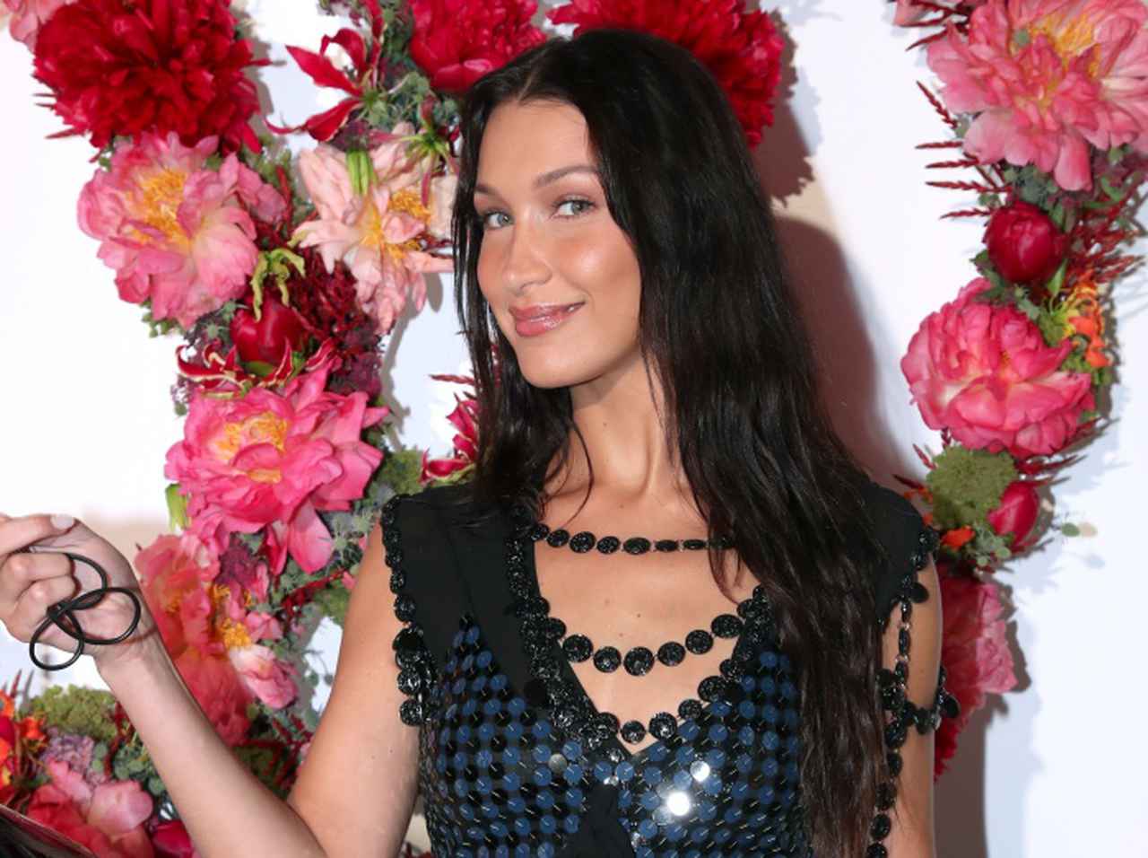 ベラ・ハディッド、20代で「酒断ち」を決意した理由を明かす