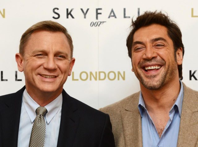 ダニエル・クレイグが頭から出血しながら対談し、ハビエルにツッコまれる