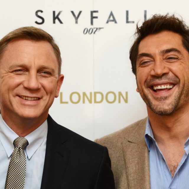 ダニエル・クレイグが頭から出血しながら対談し、ハビエルにツッコまれる
