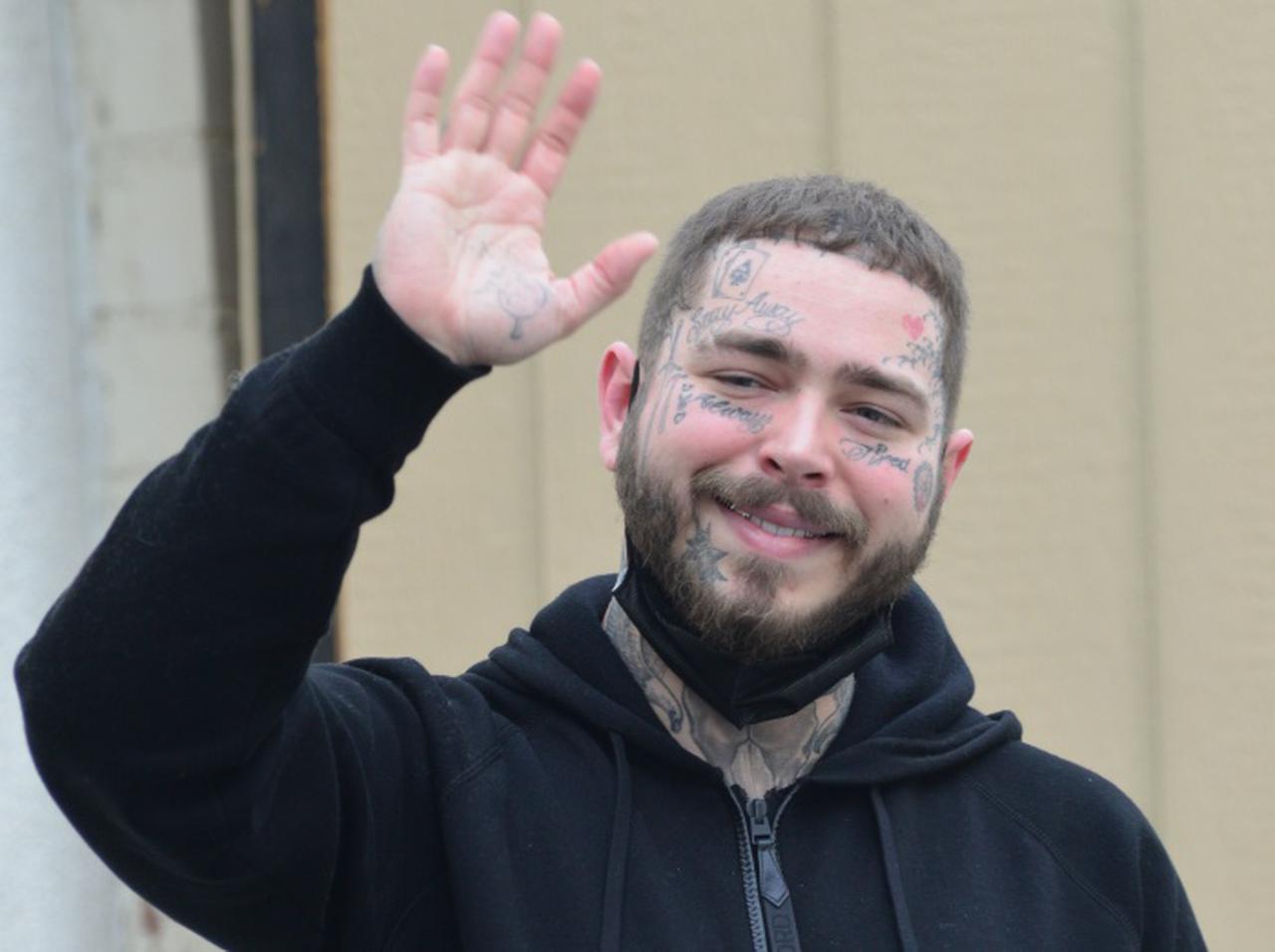 ポスト・マローン、パパラッチとおしゃべり＆ファンから写真を求められ笑顔で応じる【写真アリ】