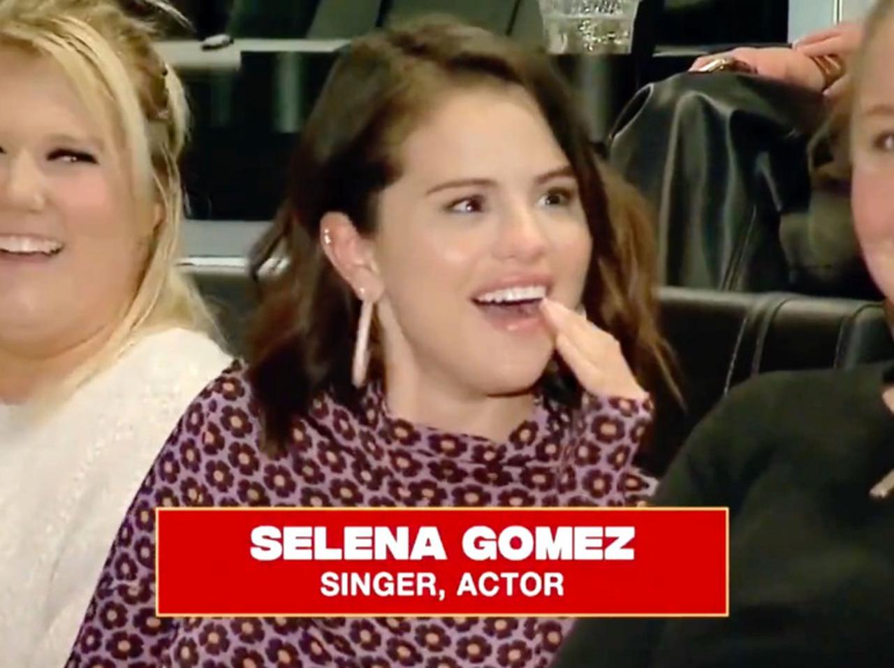 セレーナ・ゴメス、NBA観戦中に「自分の曲」が大音量でかかり照れ笑い