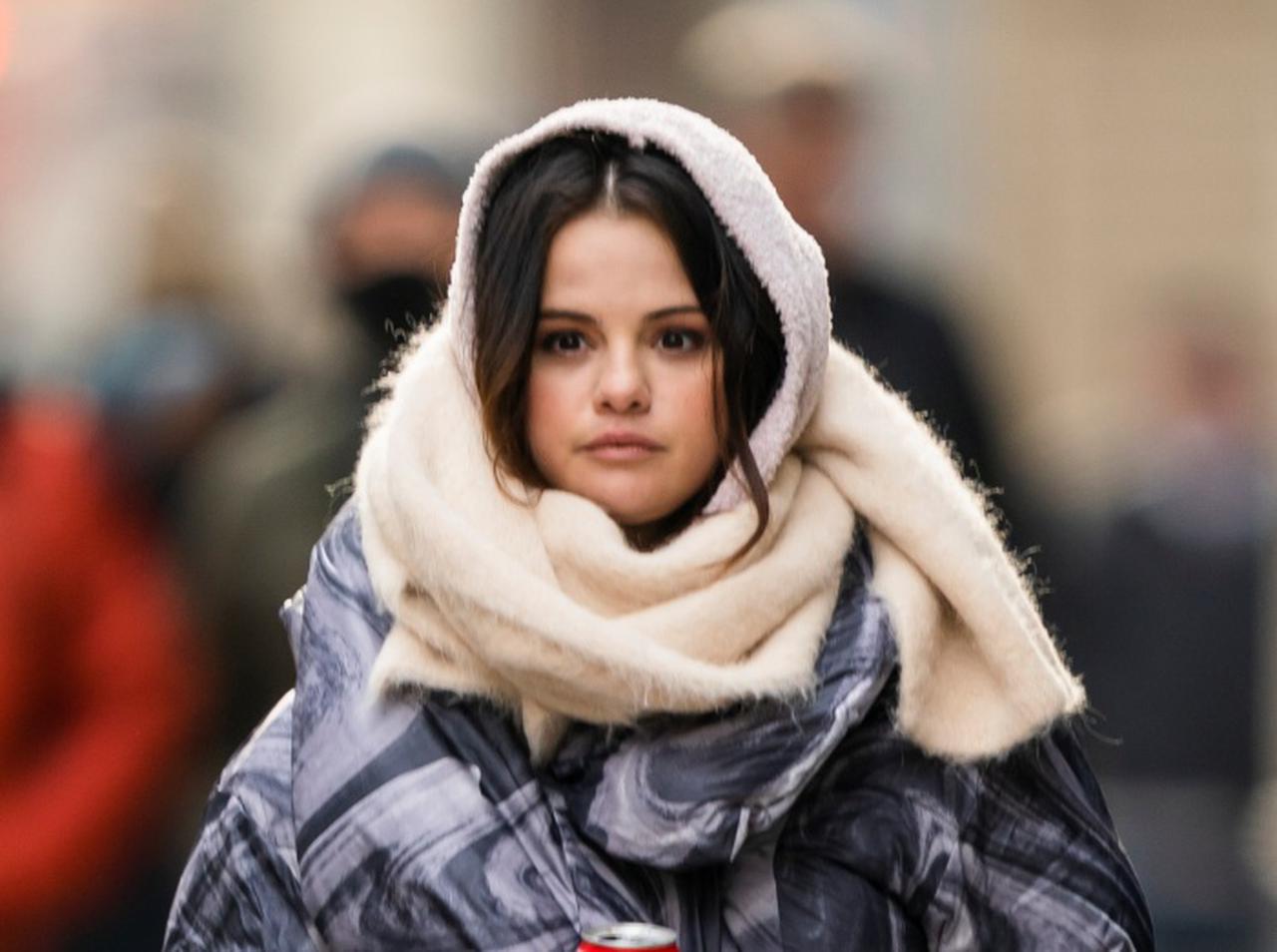 セレーナ・ゴメス、冬コーデで手放せないブランドは「UGG」