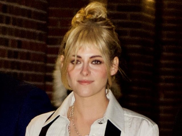 クリステン・スチュワート、シャツの“前が全開”でも「良い服を着てるのが分かる姿」がさすが…