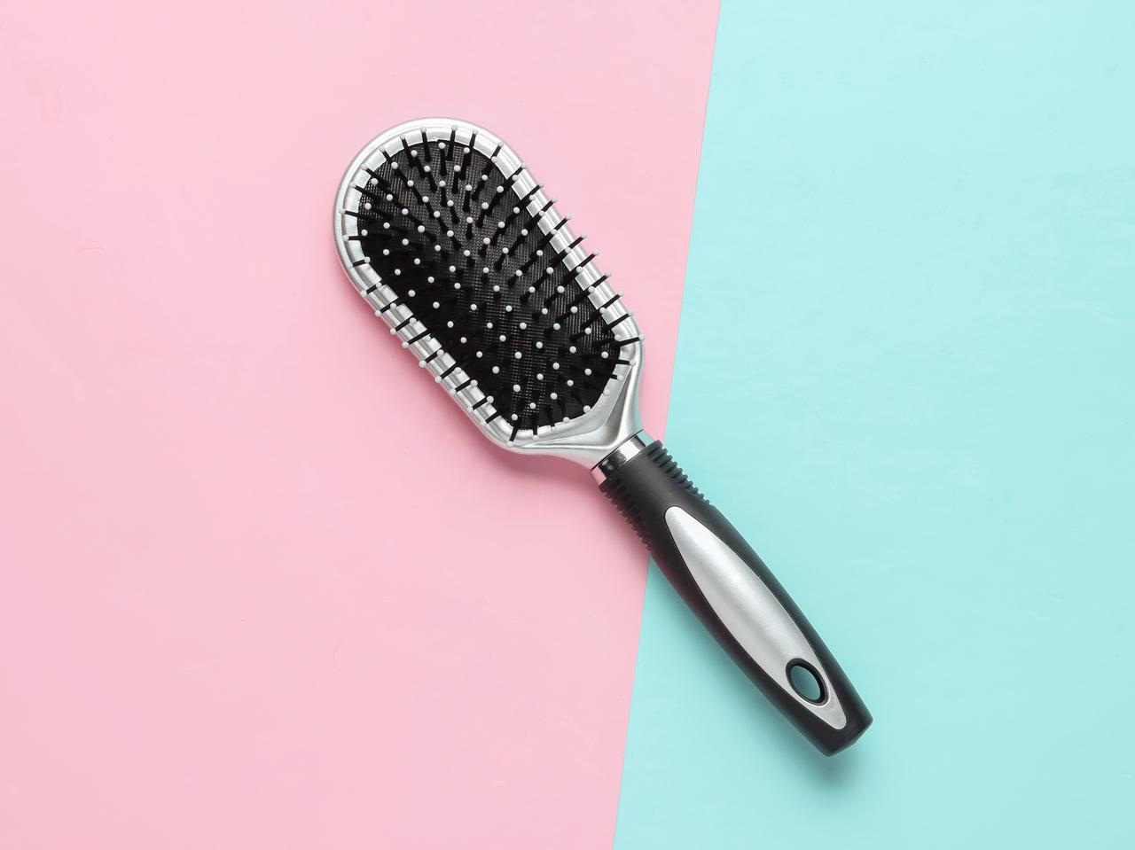 じつは汚れている!?「ヘアブラシ」の正しい洗い方をプロが伝授