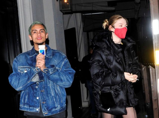 『ユーフォリア』 ハンター・シェイファー＆ドミニク・ファイク、手繋ぎデートが目撃される