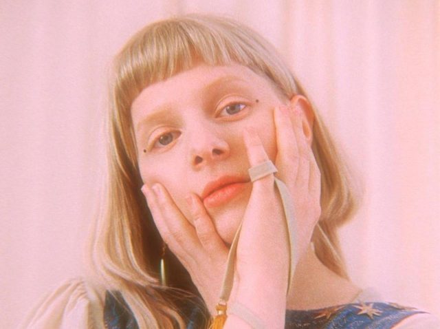 「私たちはとても素晴らしく普通」オーロラが新作『ザ・ゴッズ・ウィー・キャン・タッチ』をリリース