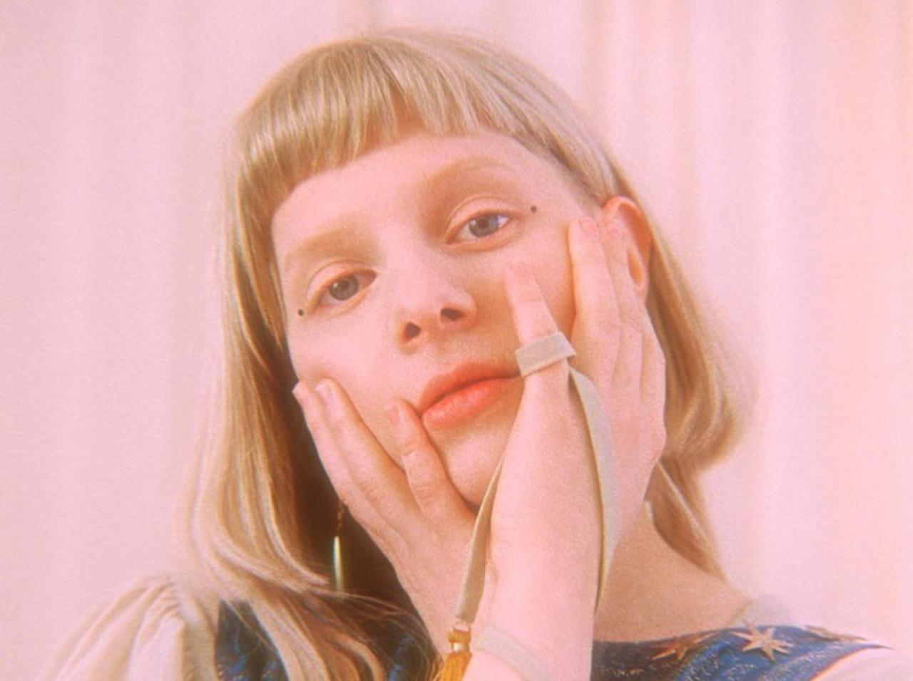 「私たちはとても素晴らしく普通」オーロラが新作『ザ・ゴッズ・ウィー・キャン・タッチ』をリリース