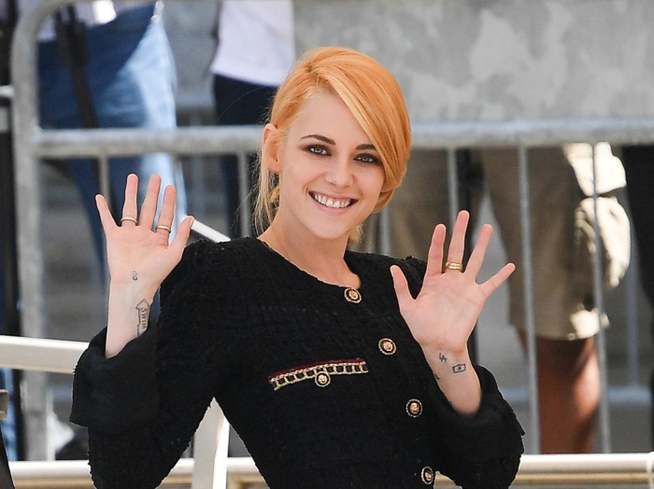 クリステン・スチュワート、4,399円の地球に優しいニットでホワイトコーデ