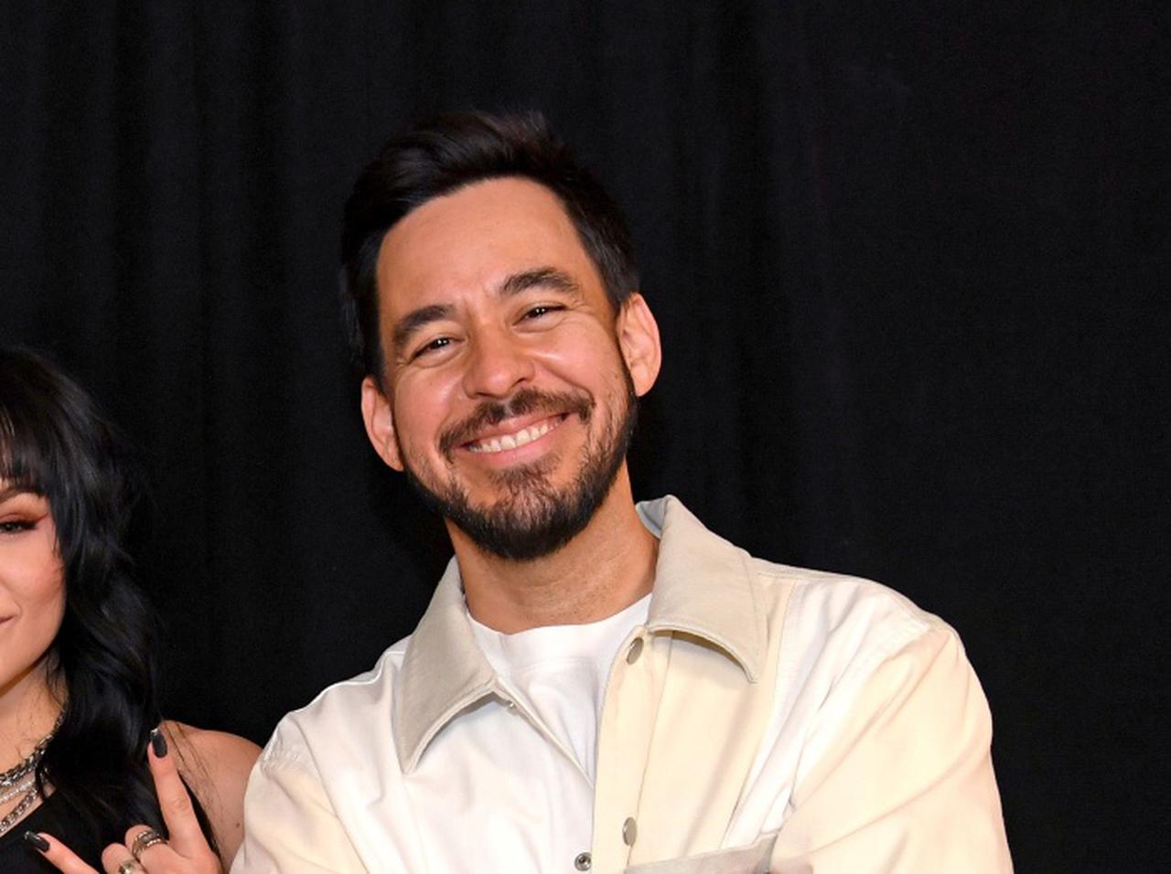 お正月は“日本風”で、リンキン・パークのマイク・シノダがお寿司やお雑煮を食す