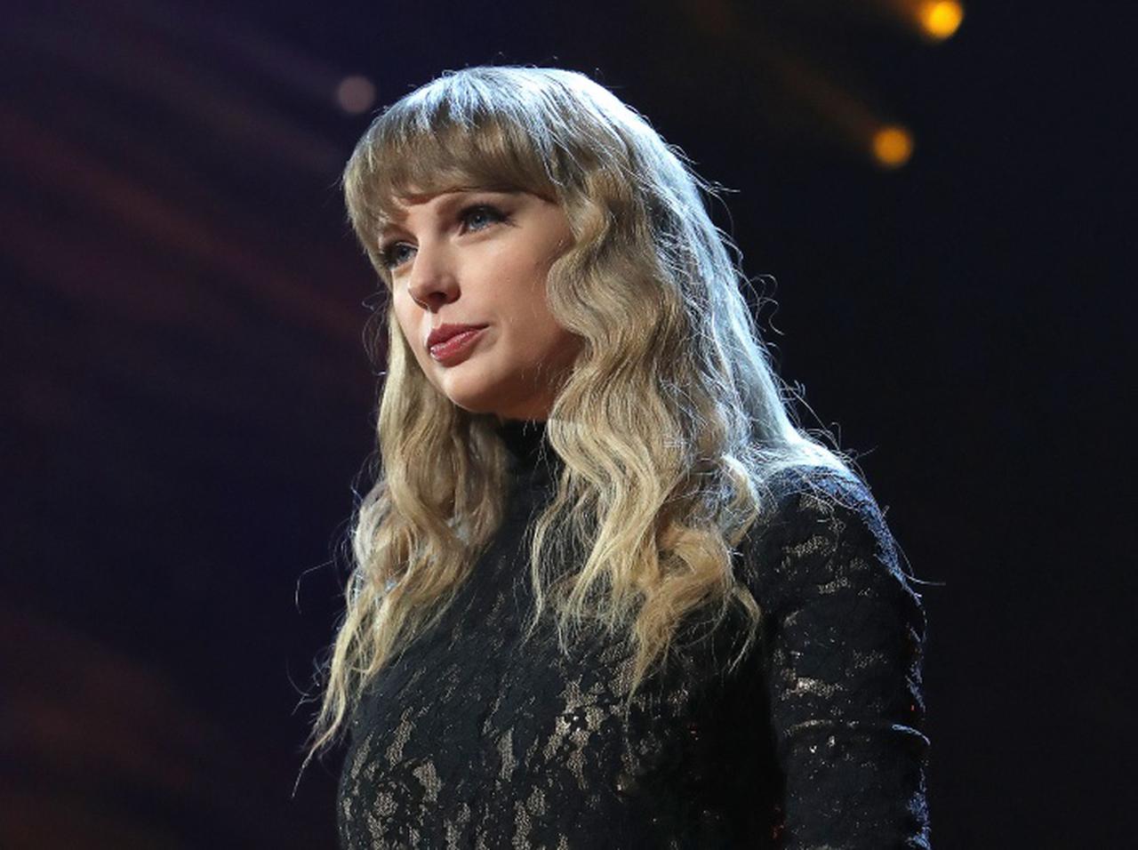 テイラー・スウィフト自宅に車が突っ込む、「テイラーに会うまで帰らない」と主張していた男が逮捕