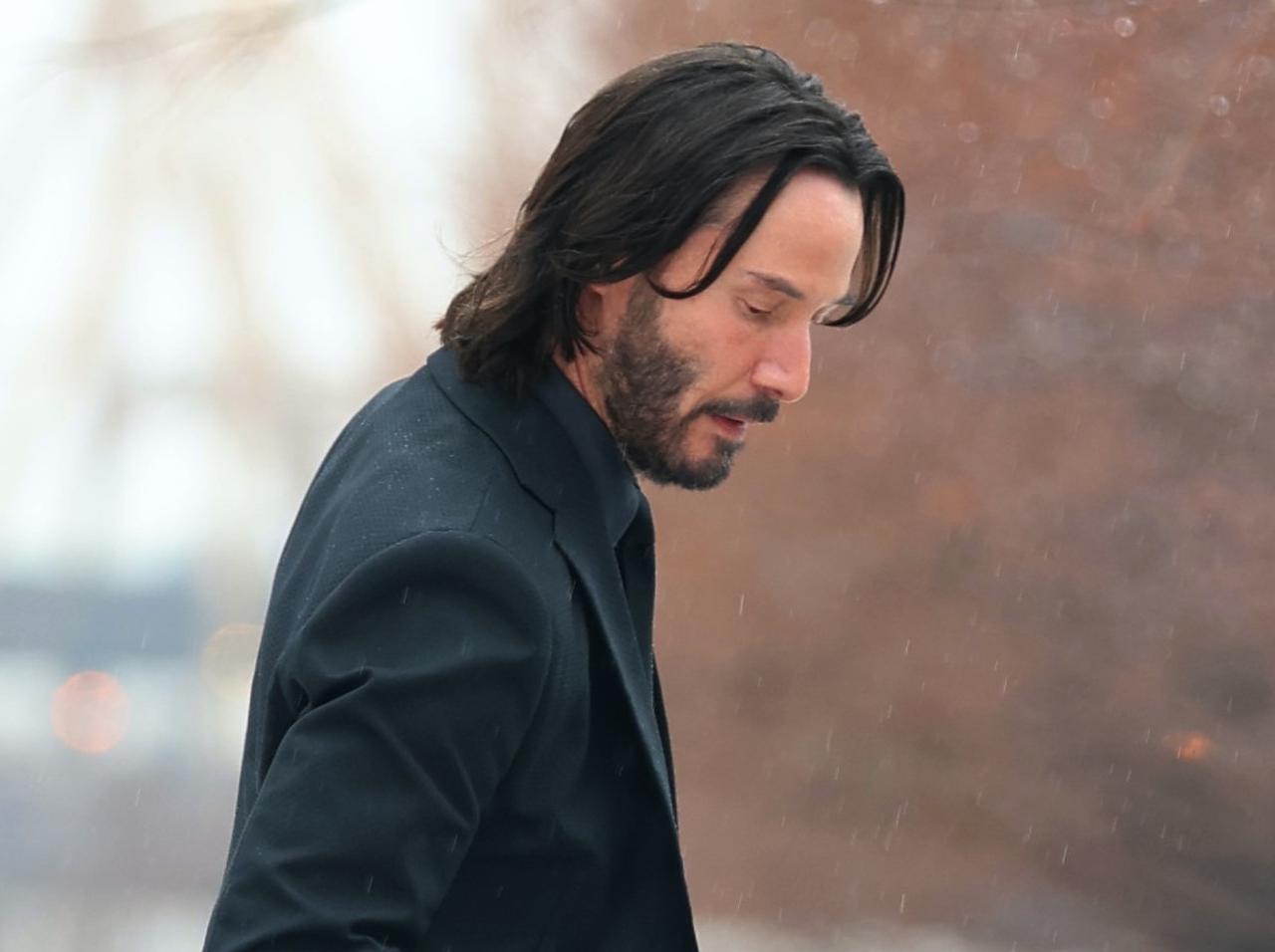 キアヌ・リーブス、「雪の中」を歩くだけで視線を釘づけにしてしまう