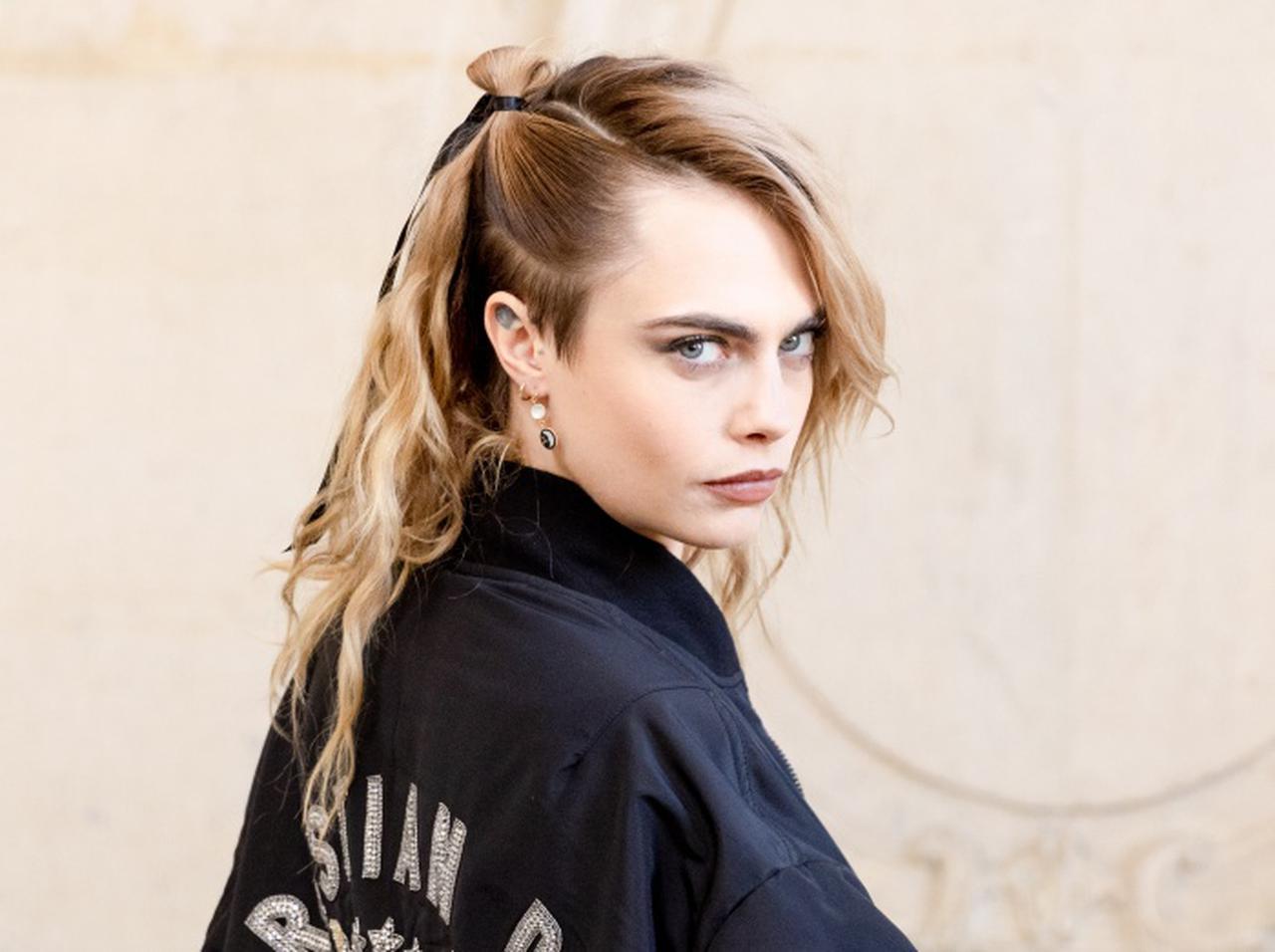 カーラ・デルヴィーニュ、幼少期にもっとLGBTQ+のレプリゼンテーションが見たかったと語る