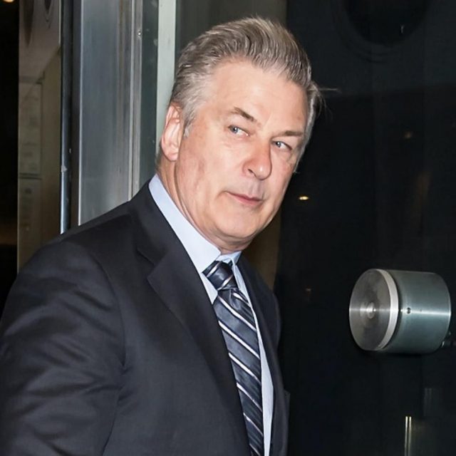 アレック・ボールドウィン、銃誤射事故の犠牲者の遺族から「不当な死」を理由に訴えられる