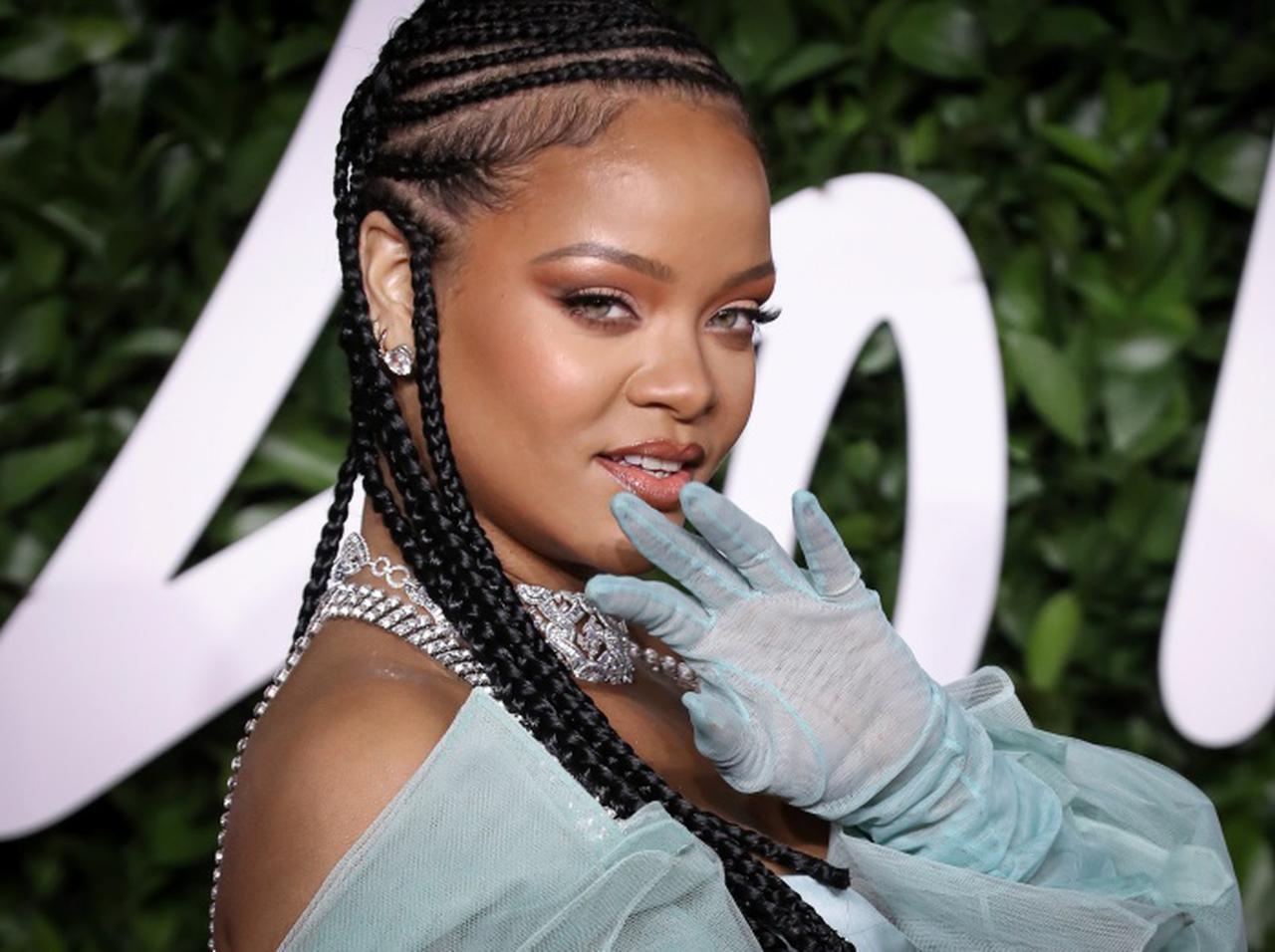 今までのマタニティファッションの常識を覆す！リアーナが編みあげトップスでセクシーに