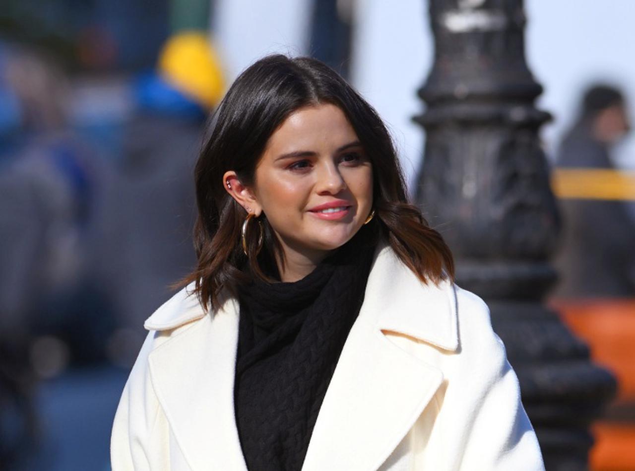 セレーナ・ゴメスの前でファンが熱唱!『マーダーズ・イン・ビルディング』の撮影を応援