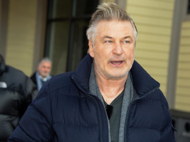 アレック・ボールドウィン、銃誤射事故で「責任逃れ」と遺族が痛烈に非難