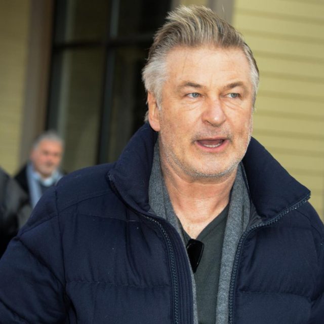 アレック・ボールドウィン、銃誤射事故で「責任逃れ」と遺族が痛烈に非難