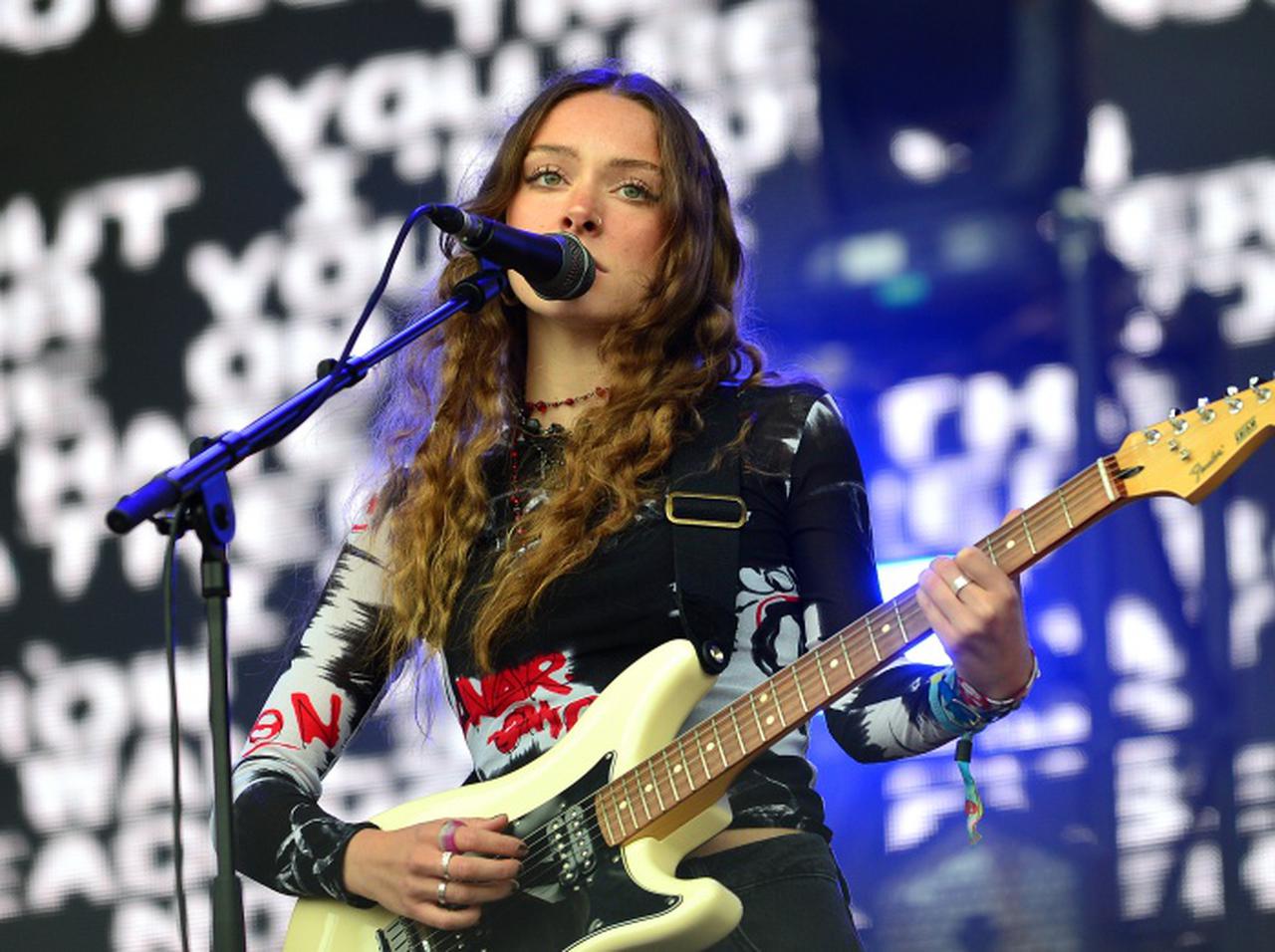 ファンとの古着交換で衣装を調達!UK最注目の新人シンガーが取り組むサステナブルなプロジェクトの由来とは?【インタビュー】