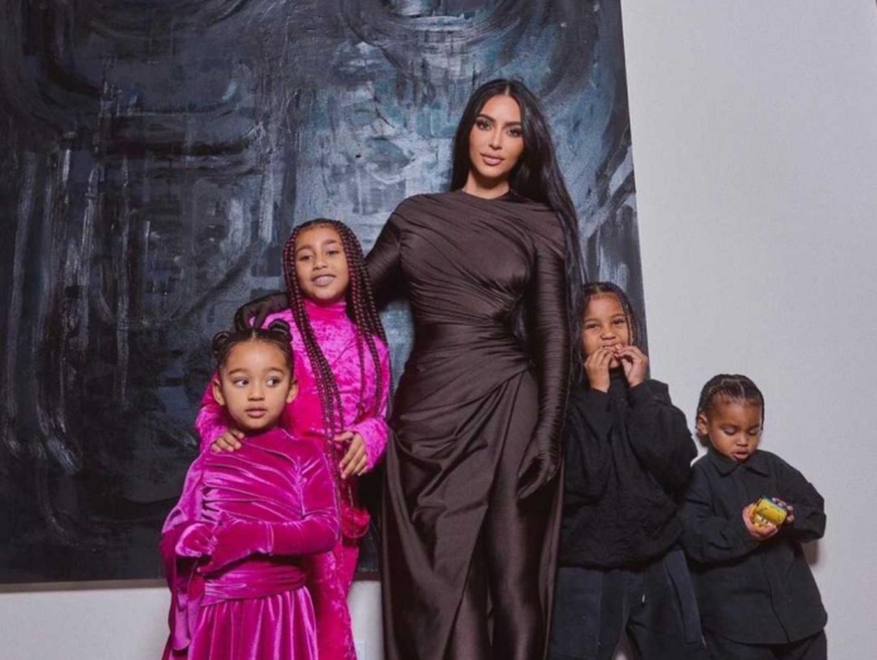 キム・カーダシアン娘がスタイリストデビュー、弟に「KAWASAKI」のTシャツを着させる