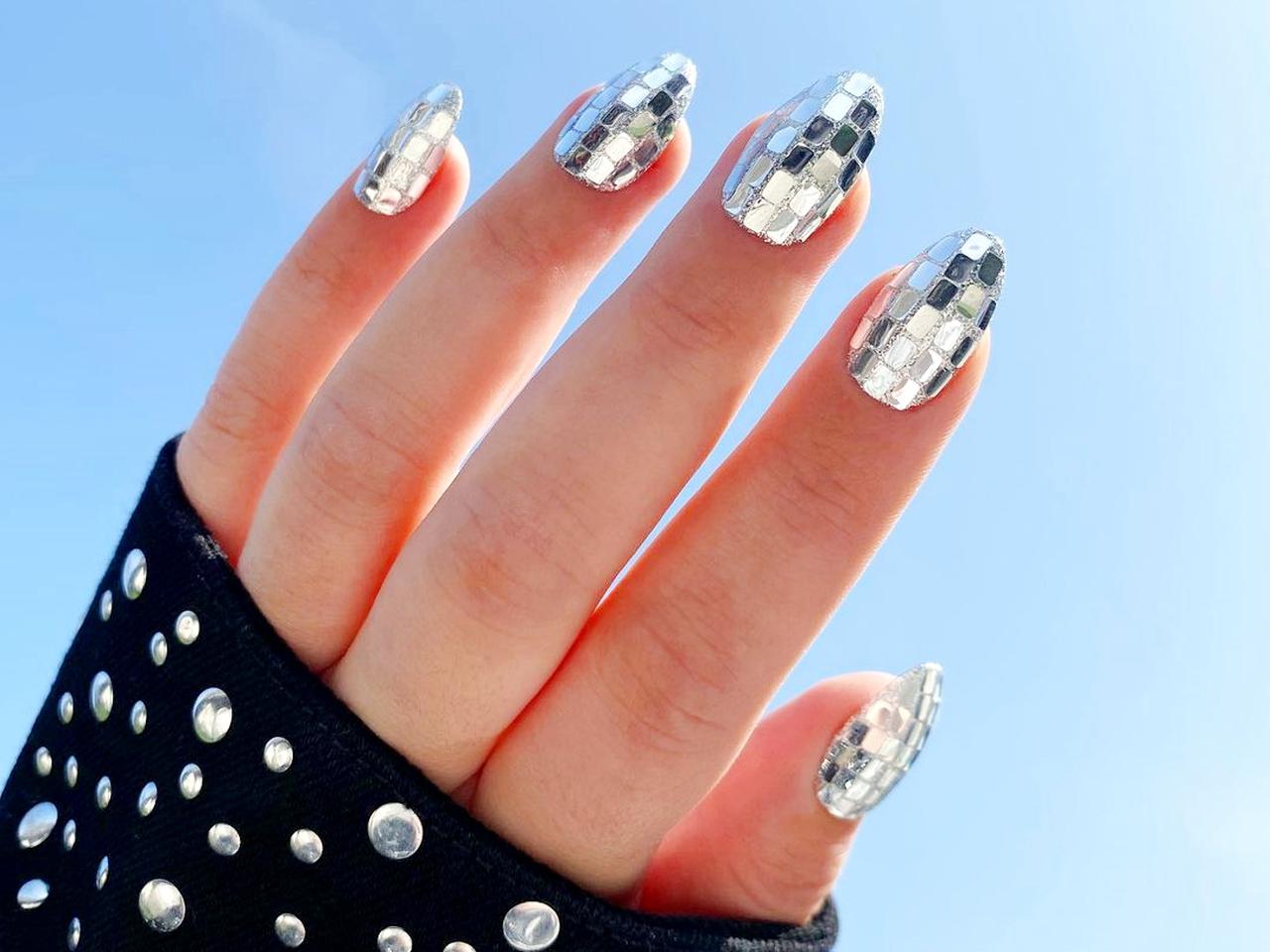 まるでミラーボール!話題の「ディスコネイル」でキラキラの指先に