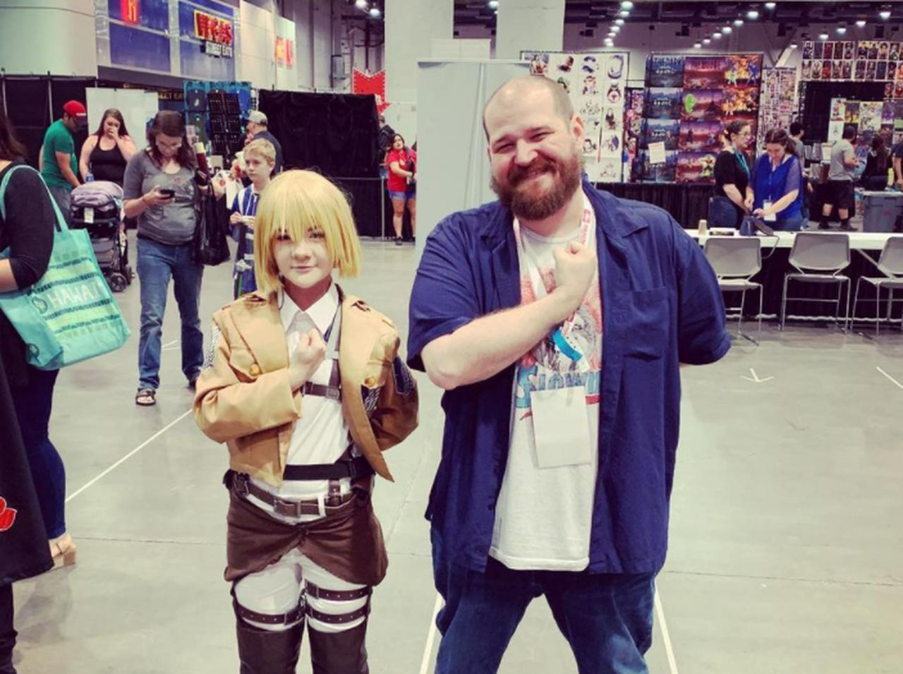 『進撃の巨人』英語版声優、“カウボーイの父”が遂にアニメを見てくれた!逸話にほっこり