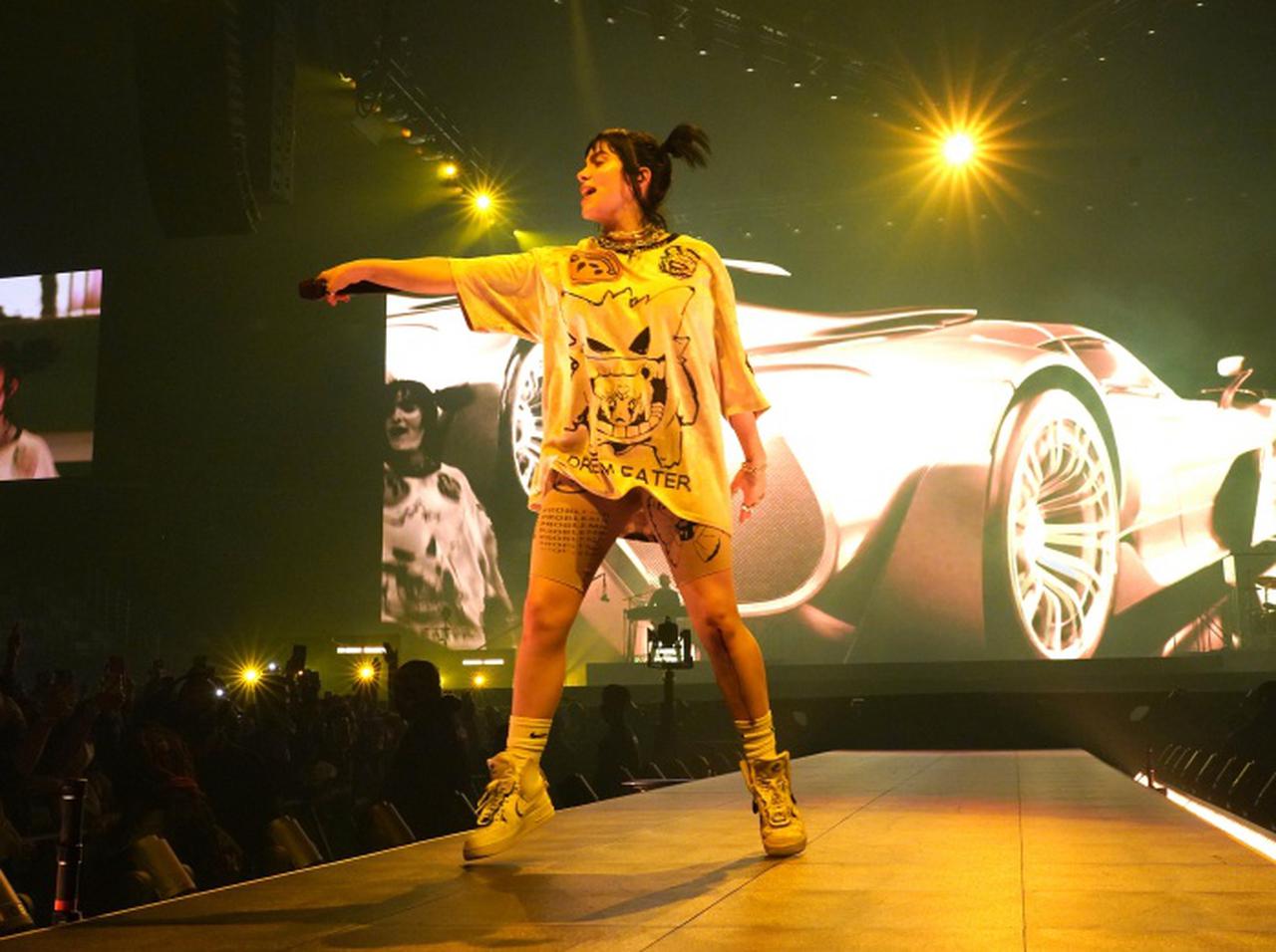 またも日本文化への愛を表現！ビリー・アイリッシュ、ツアー初日の衣装に「ポケモンxセーラームーン」をチョイス