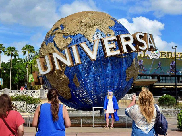 ユニバーサル・スタジオ、女性客が「服装」を理由に入園を断られる