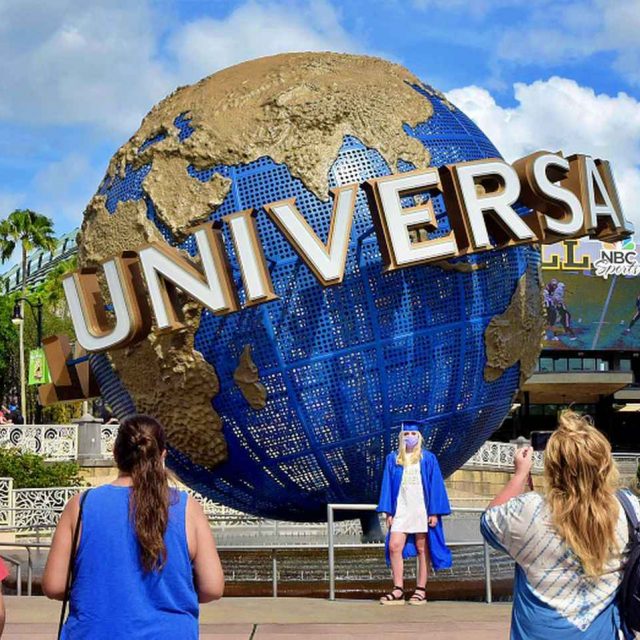 ユニバーサル・スタジオ、女性客が「服装」を理由に入園を断られる