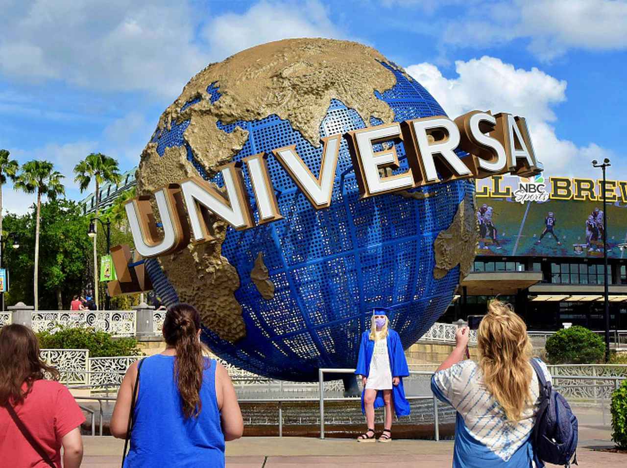 ユニバーサル・スタジオ、女性客が「服装」を理由に入園を断られる