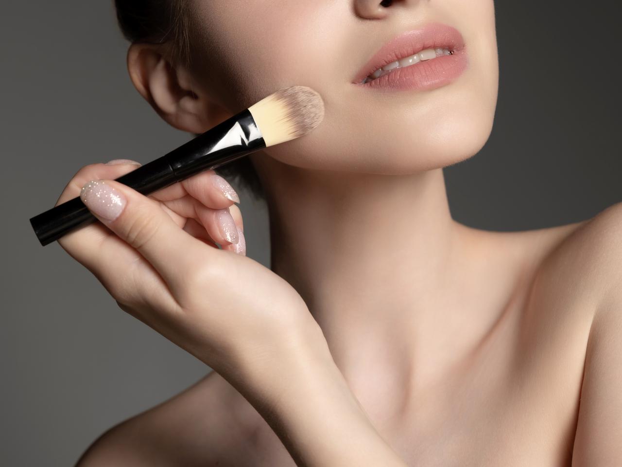 毛穴が目立つ原因はコレ!ベースメイクでやりがちな2つのNG行為