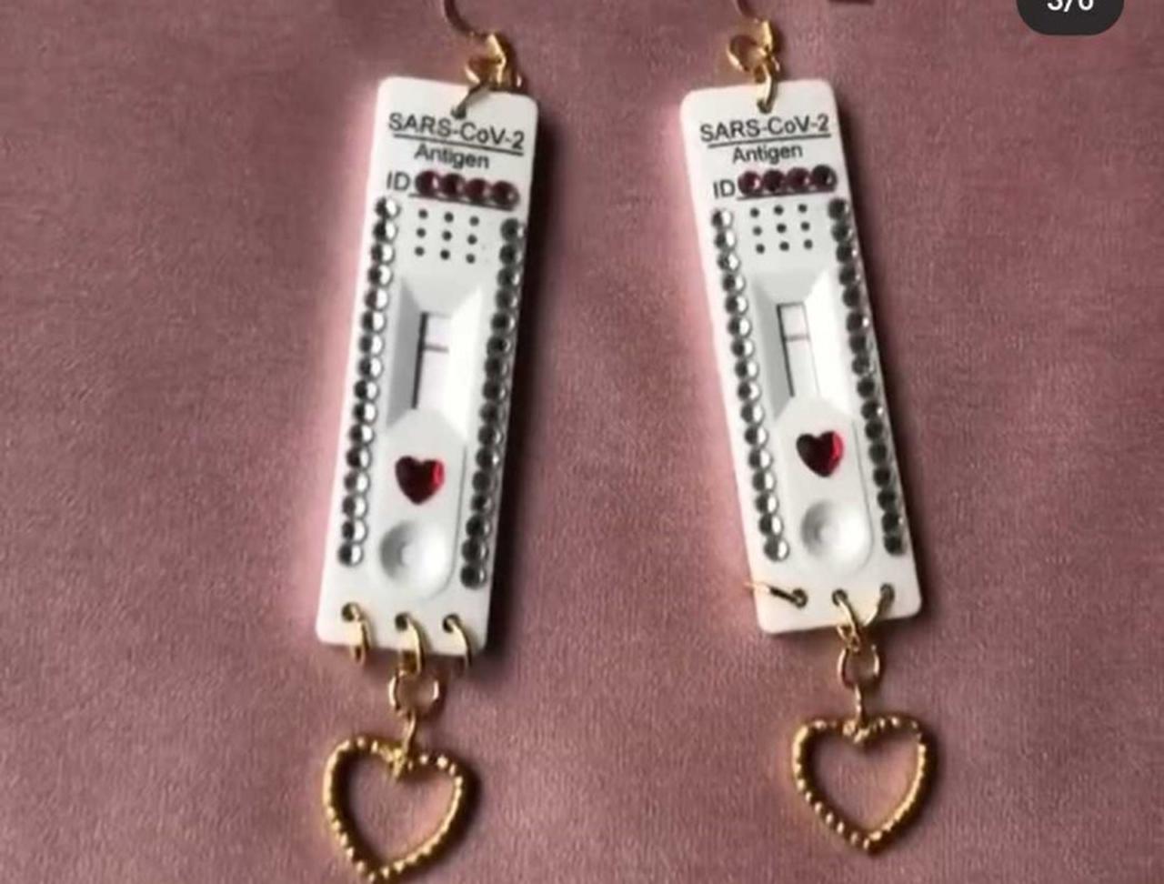 “抗原検査キットのピアス”が流行か？新型コロナウイルスの抗原検査キットをオシャレに