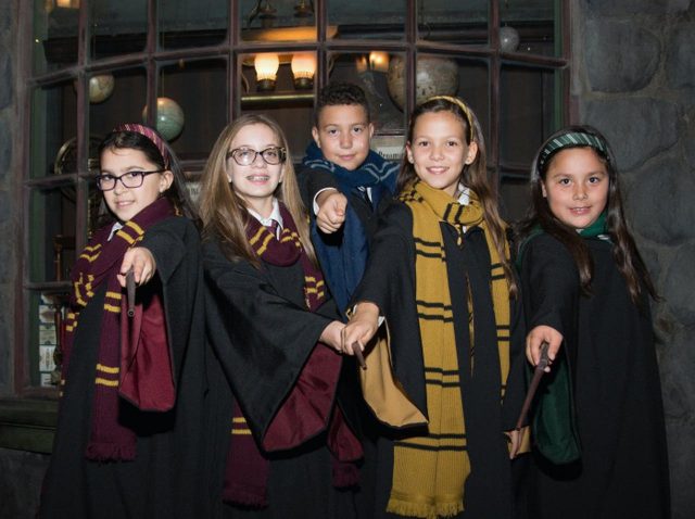 ユニバで『ハリポタ』のスネイプ先生とムーディ先生が“捕まる”