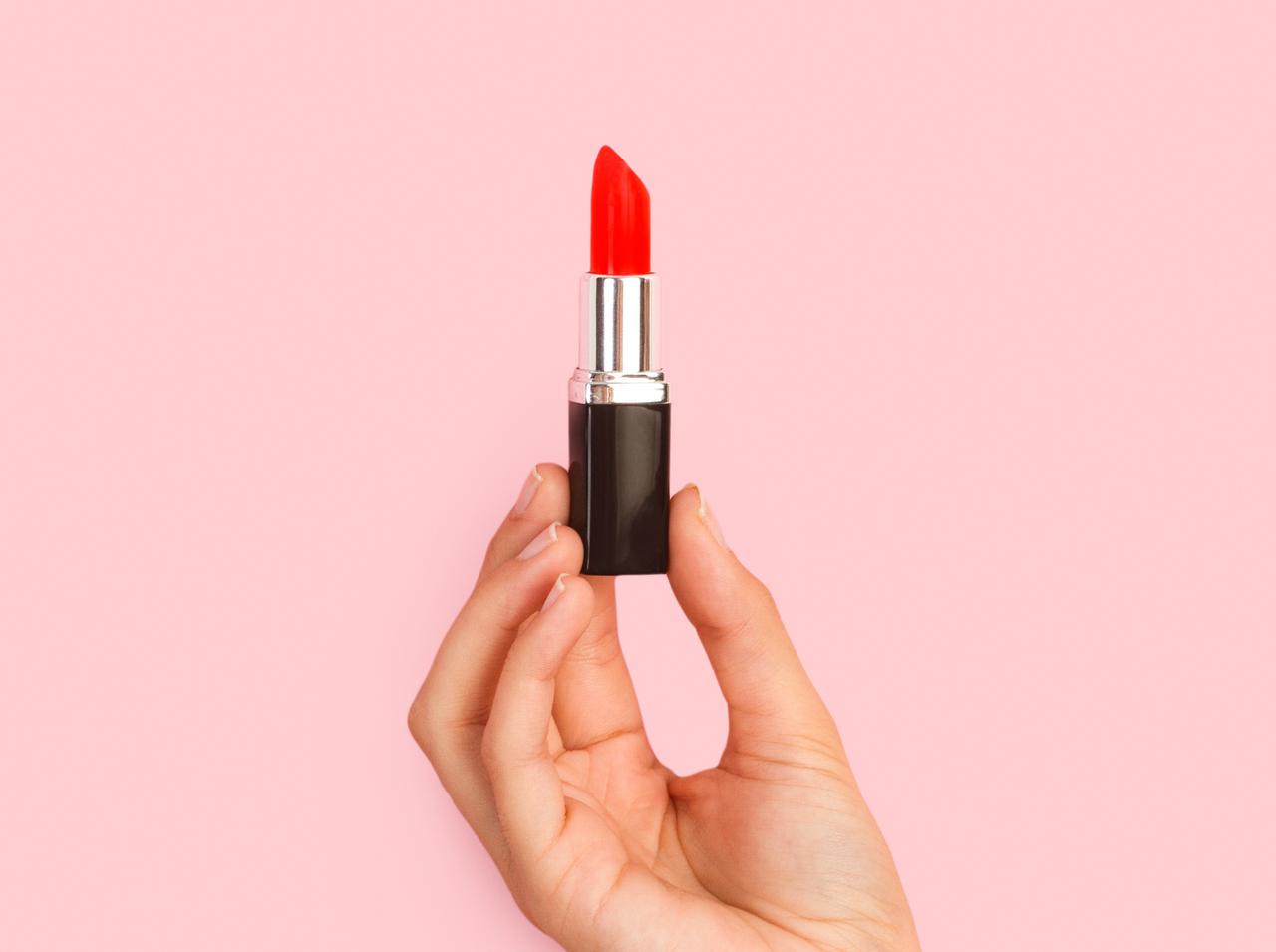 リップの「歯紅、はみ出し」を防ぐ!海外のSNSで話題の裏ワザとは