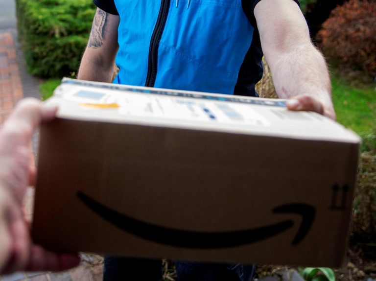 インターホンのカメラに録画、アマゾンの配達員の「姿」に目が釘づけになってしまう