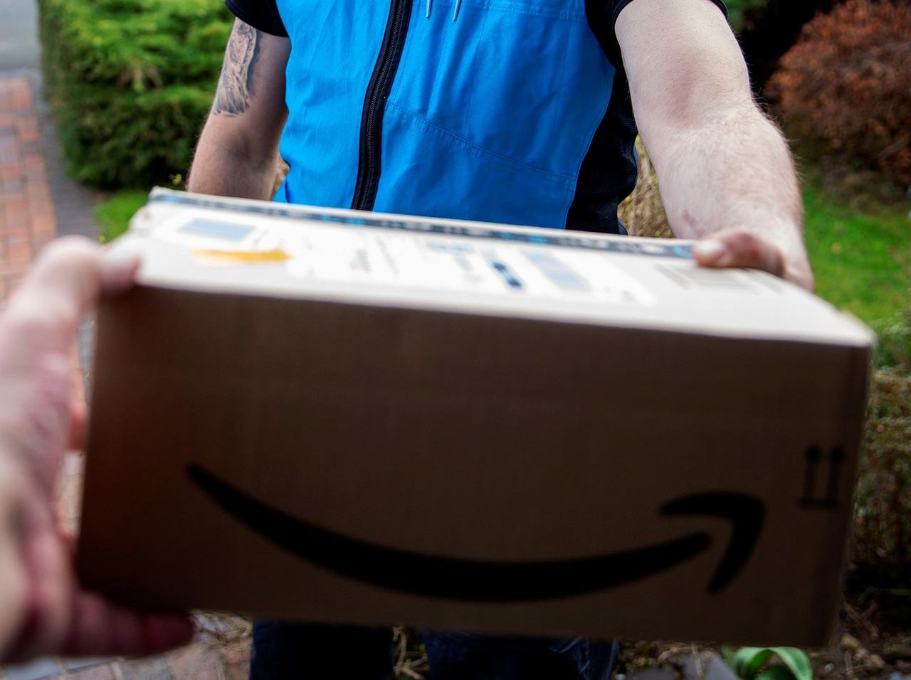 インターホンのカメラに録画、アマゾンの配達員の「姿」に目が釘づけになってしまう