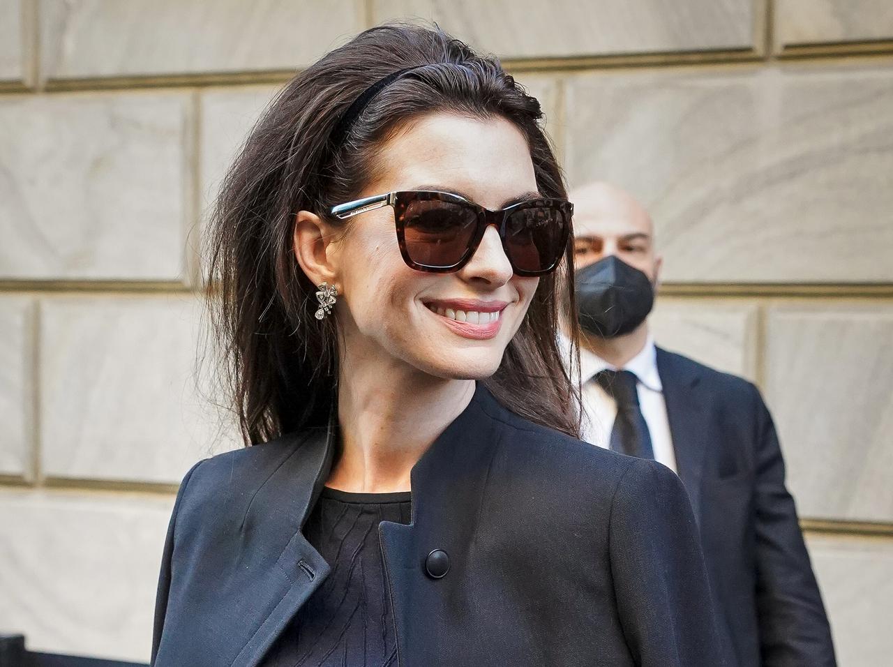 アン・ハサウェイ、「一輪の真っ赤なバラ」を手に持つ姿が映画のよう!