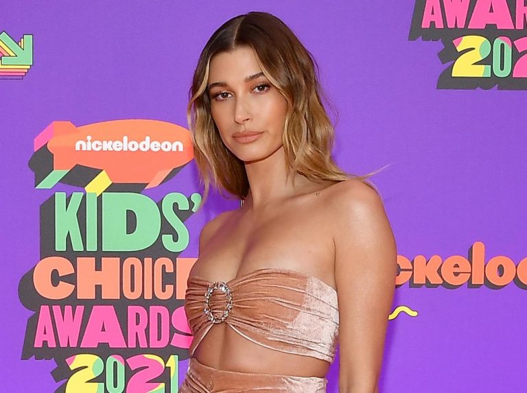 ヘイリー・ビーバーが動画でレクチャー!美味しい「ピザトースト」のレシピ