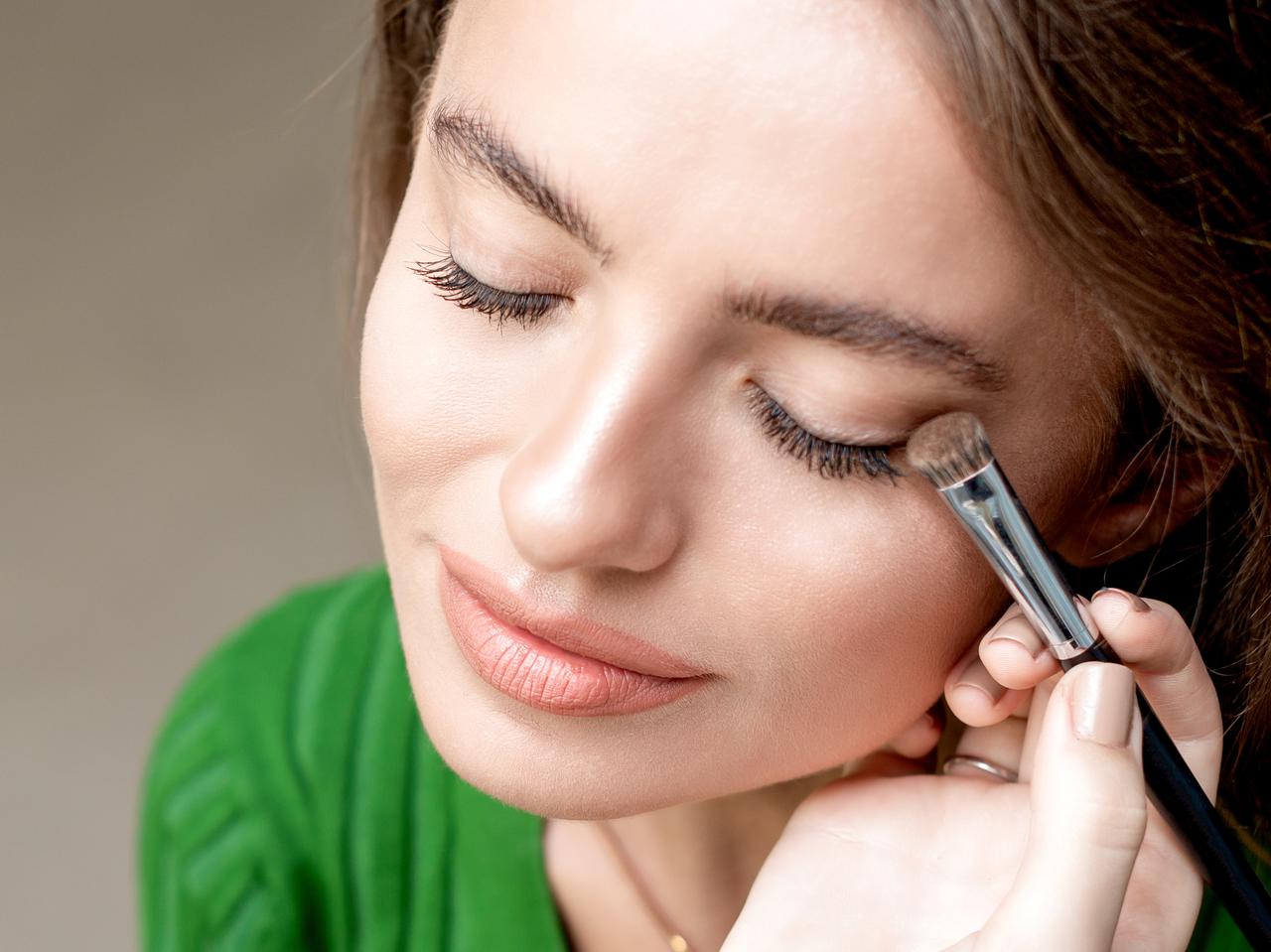 たった5分で完成!簡単&おしゃれ見えする「囲み目メイク」のつくり方