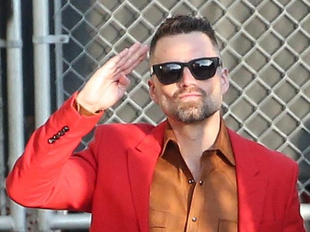 『パム＆トミー』セバスチャン・スタン、全身オレンジスーツで敬礼でキメっ！