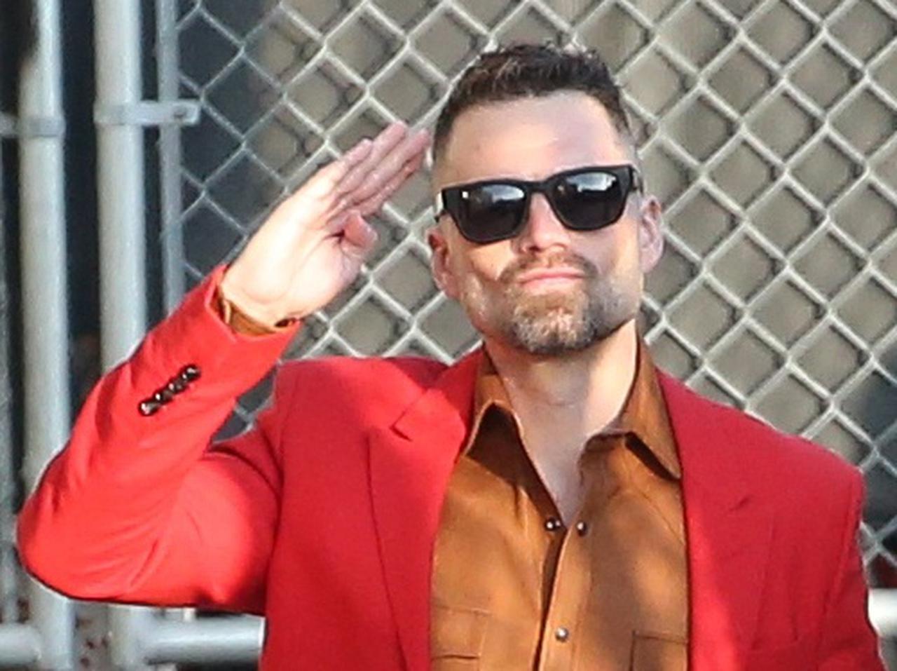 『パム＆トミー』セバスチャン・スタン、全身オレンジスーツで敬礼でキメっ！