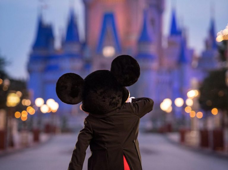 ディズニーランドで“裏のドア”が開けっぱに、ゲストが「見てはいけないもの」を目にする