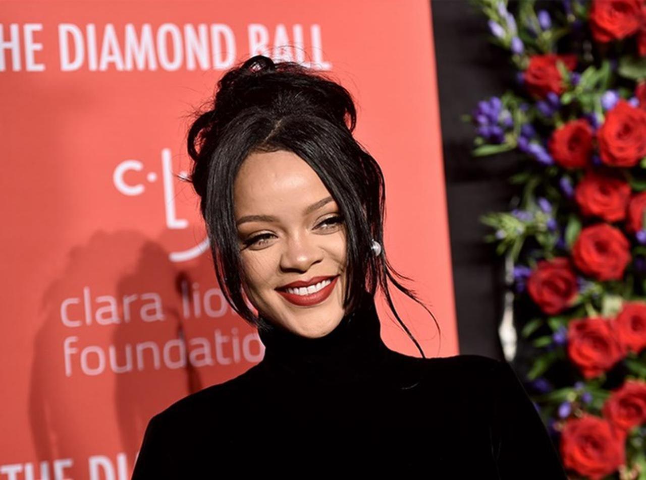 米NFLと不仲なリアーナがスーパーボウルに来場、ラムズカラーのシアーシャツで応援