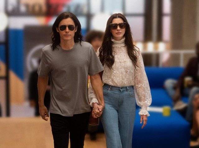 アン・ハサウェイ×ジャレッド・レトが破滅に向かうラブストーリー⁉AppleTV+『WeCrashed ～スタートアップ狂騒曲～』予告編が解禁