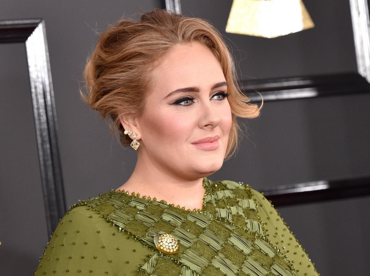 アデル、恋人との不仲説に“らしくない”方法で反撃か